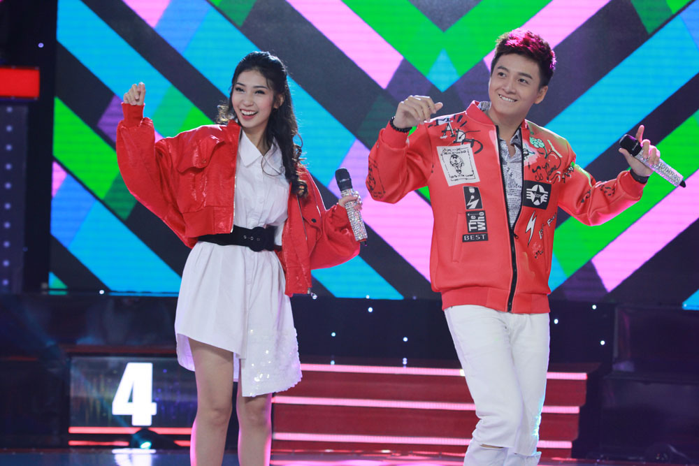 Ngay từ khi bước lên sân khấu, bộ đôi Ngô Kiến Huy và Khổng Tú Quỳnh nổi bật với trang phục tông đỏ - trắng.