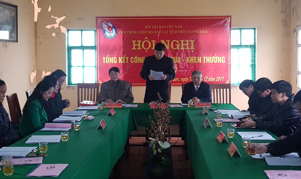 Chủ tịch Hội Nhà báo Lạng Sơn, ông Hoàng Đình Hôm phát biểu tại Hội nghị