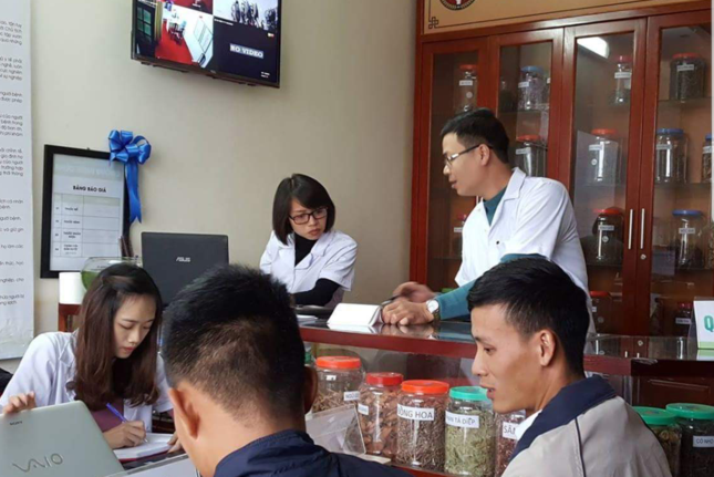 Hình ảnh khám xét, tư vấn tại Phòng khám Đông y gia truyền Phúc Minh Đường