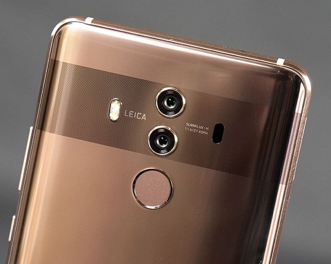 Đầu đọc dấu vân tay của Huawei Mate 10 Pro. Với Mate 10 Pro, Huawei đã trở thành một trong các nhà sản xuất các thiết bị Android tốt nhất, sánh ngang với Samsung hoặc LG. Điện thoại thông minh của hãng này được đánh giá cao bởi tuổi thọ pin, chất lượng hình ảnh và thiết kế gần sang trọng của V30. Mặt khác, Huawei vượt tất cả đối thủ cạnh tranh của mình trong lĩnh vực nhận diện kỹ thuật số. Ngoài vị trí đặt hoàn hảo, cảm biến của Mate 10 Pro giúp mở khóa điện thoại thông minh với tốc độ cực nhanh.