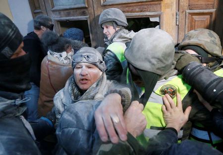 Hình ảnh cuộc đụng độ giữa người biểu tình và lực lượng cảnh sát ngày hôm qua (17/12)