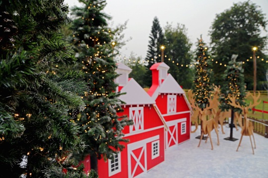 Đối diện với những ngôi nhà là khu trang trại tái hiện lại hình ảnh một khu nông trại mùa đông điển hình của Bắc Âu với nhà kho đỏ, mái nhà phủ tuyết trắng và những chú tuần lộc kéo xe sinh động.