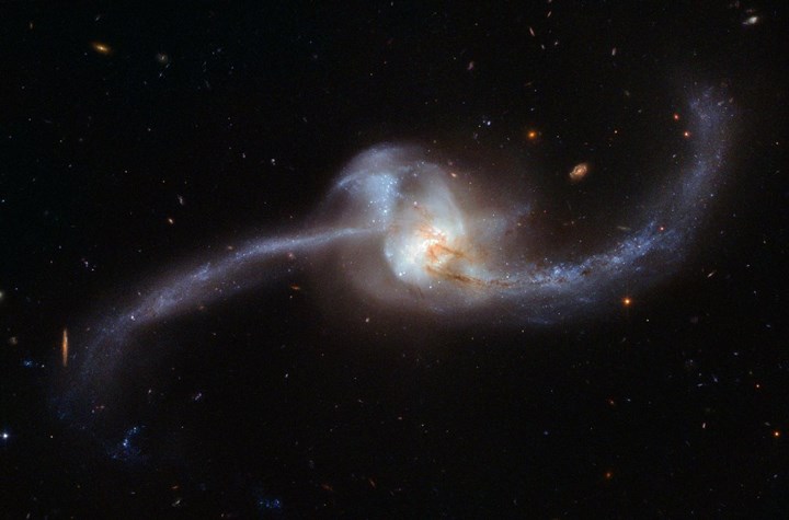 Vào tháng 11, kính viễn vọng Hubble đã bắt được hình ảnh nút vũ trụ được tạo ra bởi việc sát nhập 2 thiên hà trong chòm sao Cự Giải.