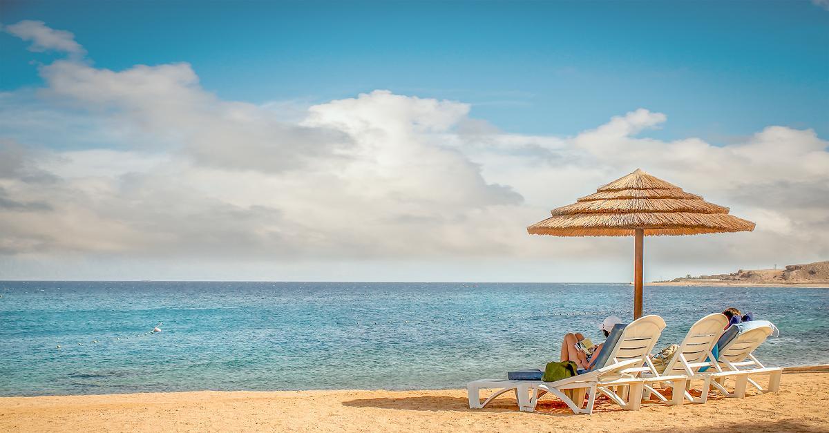Vào những ngày thời tiết đẹp, tại đảo Magaruque mặt trời rực rỡ chiếu các tia nắng qua đám mây, không gì tuyệt vời hơn được ngồi trên những chiếc ghế mây để tắm biển và tắm nắng.
