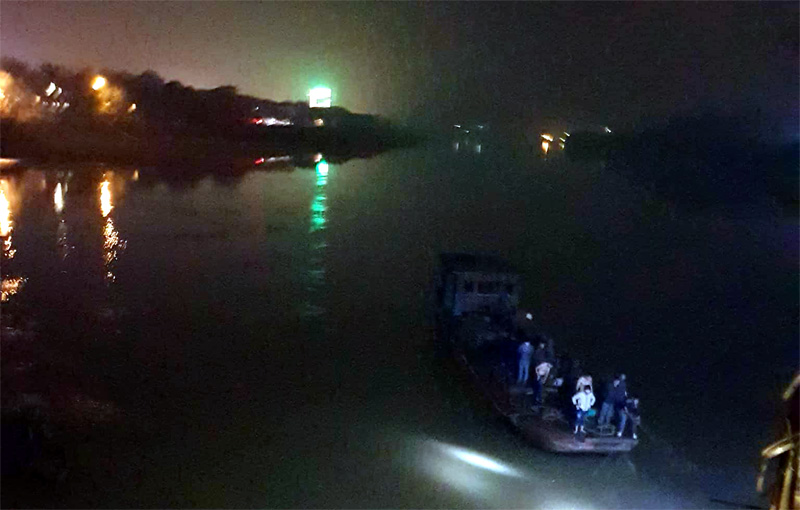 Lùi ô tô xuống sông trong đêm, 2 cán bộ y tế Yên Bái tử vong