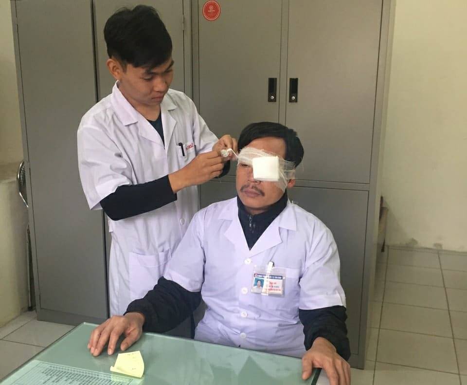 BS. Nghĩa được đồng nghiệp băng bó vết thương và hiện nay đang được đi kiểm tra chấn thương tại BVĐK tỉnh Thái Bình