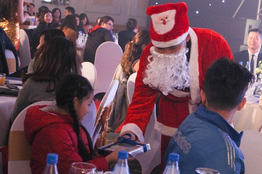 Giữa bữa tiệc, ông già Noel bất ngờ xuất hiện, dành tặng nhiều phần quà cho trẻ em và khách mời tham dự.