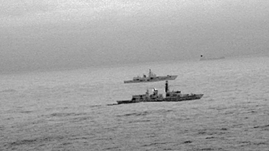 Hai chiến hạm của Anh và Nga đã đối đầu ở khoảng cách rất gần. Điều này cho thấy sự quyết liệt của Hải quân Hoàng gia Anh trong hành động chặn tàu chiến Nga
