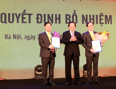 Bộ trưởng Bộ TT&TT Trương Minh Tuấn trao các quyết định bổ nhiệm cho ông Phạm Anh Tuấn (bìa phải) và ông Chu Quang Hào (bìa trái).