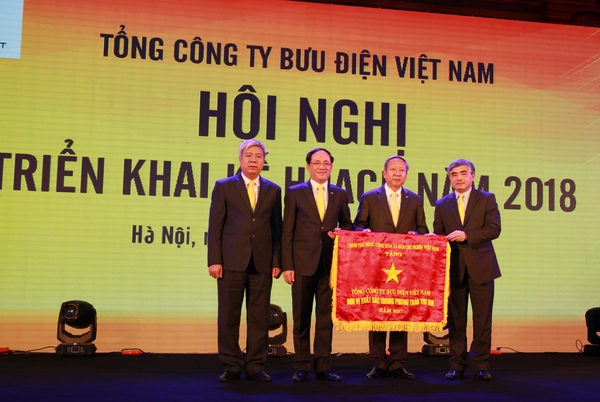 Tổng Công ty Bưu điện Việt Nam nhận cờ thi đua của Chính phủ. 