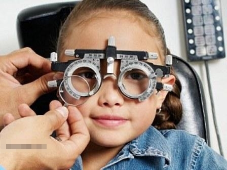 Cận thị: Nên cho trẻ đeo kính đúng độ hay nhẹ hơn?