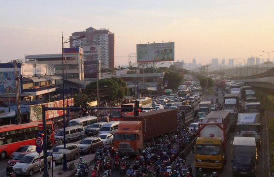 Kẹt xe kéo dài trên xa lộ Hà Nội do ảnh hưởng từ vụ tai nạn