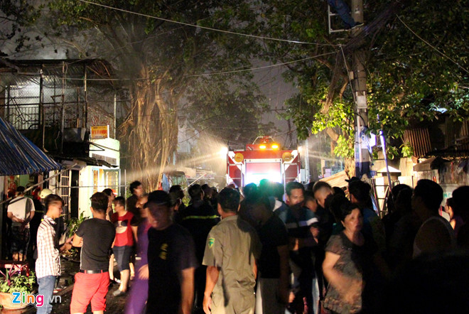 Hàng loạt căn nhà ở Sài Gòn bốc cháy giữa đêm