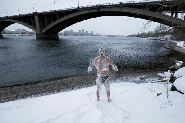 Ông Alexander Yaroshenko, thành viên của câu lạc bộ bơi mùa đông Cryophile, đã tự tắm mình sau tuyết sau khi bơi trong sông Yenisei ở thành phố Krasnoyarsk, Nga vào ngày 4/12//2017. Ảnh: Reuters