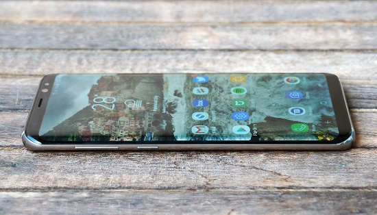 Samsung Galaxy S8 Plus RAM 6GB có thiết kế tương tự bản RAM 4GB trước đó với khung kim loại và hai mặt kính, màn hình vô cực với cạnh viền siêu mỏng tỷ lệ 18.5:9, nút Home cứng bị loại bỏ và cảm biến vân tay chuyển ra mặt sau. 