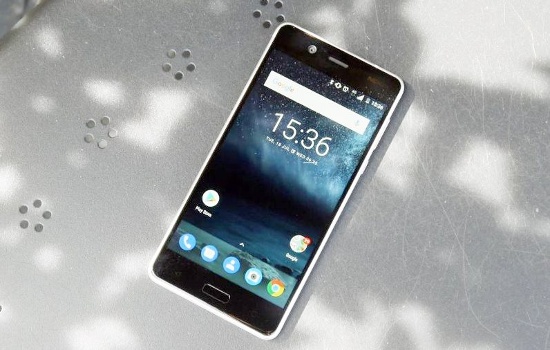 Nokia 5: So với các đối thủ trong cùng danh sách, Nokia 5 mang đến cảm giác cứng cáp, bắt mắt với vỏ kim loại nguyên khối kết hợp mặt kính cong 2,5D tạo ra một thiết kế liền mạch. Cụm camera và đèn flash dual-tone được thiết kế khá lạ khi bố trí dọc thân máy. 