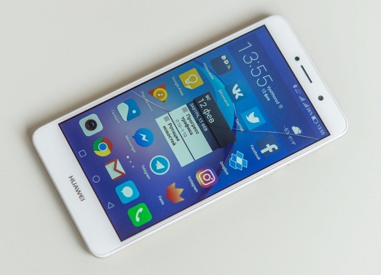 Huawei GR5 2017 sở hữu màn hình 5,5 inch và là thiết bị đầu tiên trong danh sách có độ phân giải Full HD, cho hình ảnh sắc nét. Thiết bị sử dụng chip xử lý HiSilicon Kirin 655, RAM 3GB, bộ nhớ trong 32GB và hỗ trợ thẻ nhớ gắn ngoài tối đa 128GB. 
