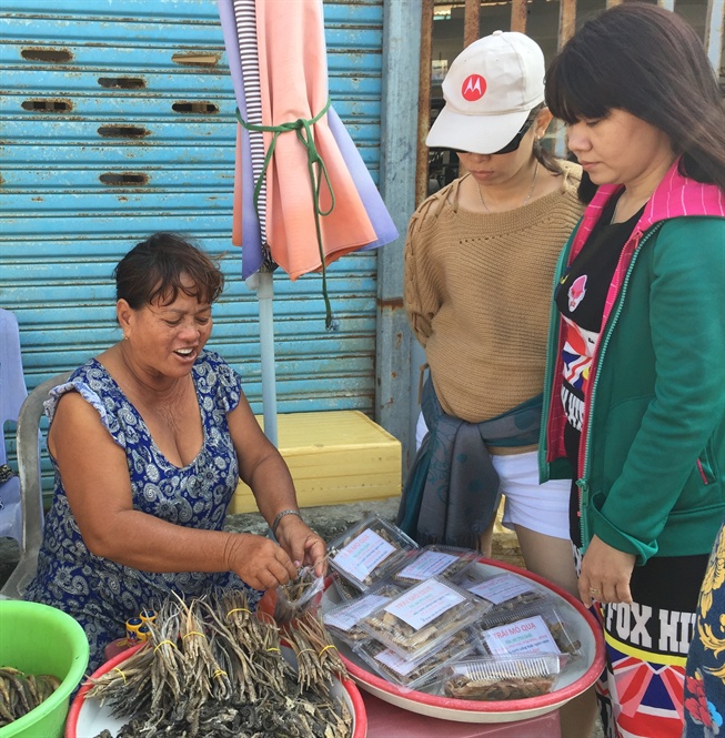Khách du lịch mua hải long, hải mã khô ở chợ Hàm Ninh, Phú Quốc