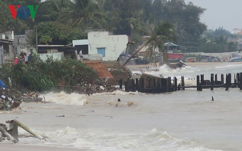 Đã có 11 căn nhà ở xã Tiến Thành, TP Phan Thiết bị sập đổ hoàn toàn trong đợt biển xâm thực này