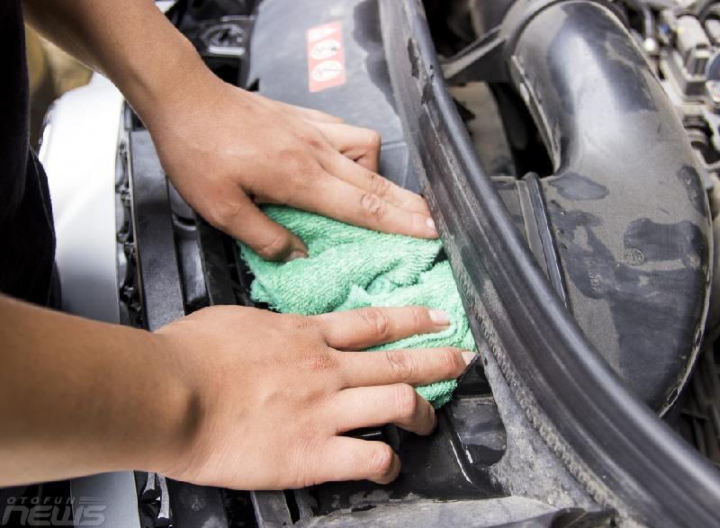Cẩn thận hơn bạn có thể tháo cổ hút gió để dễ dàng vệ sinh khoang máy. Ngoài ra, khu vực hộp đen của xe cũng phải được che đậy bằng khăn khô hoặc nilon.