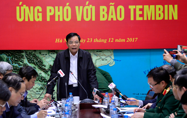 Bộ trưởng Nguyễn Xuân Cường yêu cầu các địa phương phải chuẩn bị, ý thức ứng phó bão số 16 như rủi ro cấp độ 5 