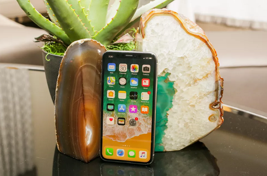 Apple iPhone X: là chiếc flagship được mong đợi nhất năm 2017 với một số tính năng thời thượng như màn hình OLED lớn 5,8 inch, viền bezel siêu mỏng, camera sau ổn định hình ảnh quang học, công nghệ True Tone, nhận diện khuôn mặt Face ID, Animoji… Tiêu chuẩn IP68 sẽ giúp cho iPhone X hoạt động tốt hơn ngay cả dưới môi trường nước.