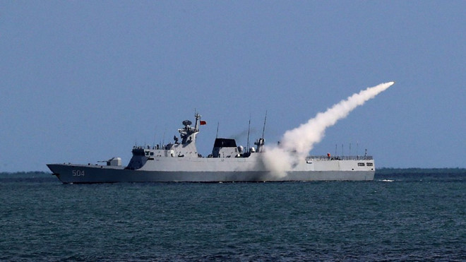Tên lửa được phóng từ một tàu khu trục của Trung Quốc trong cuộc diễn tập hải quân trên biển Hoa Đông ngày 7/12. Ảnh: 