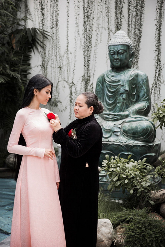 Á hậu Trương Thị May dành tặng cho Bảo tàng phụ nữ Nam Bộ chiếc áo dài trắng được mẹ cô gìn giữ hàng chục năm qua