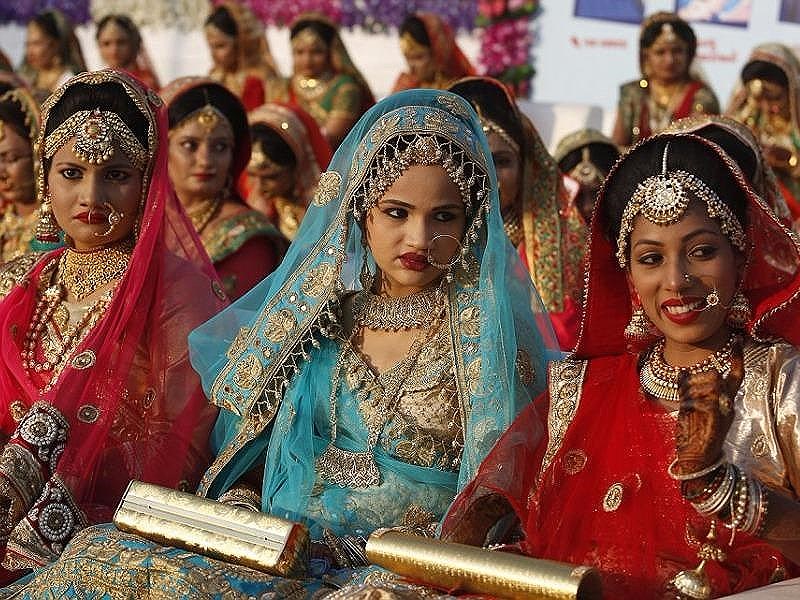  Các cô gái Ấn Độ tham gia lễ cưới theo nghi lễ truyền thống Kanyadaan. Ảnh: AP