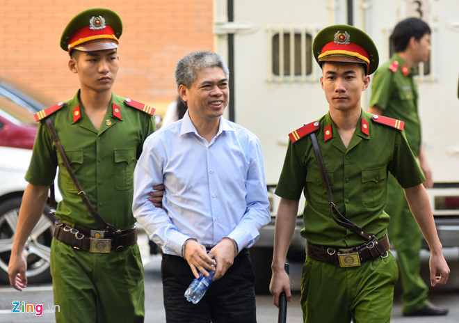 Bị cáo Nguyễn Xuân Sơn tươi đến tòa sơ thẩm.