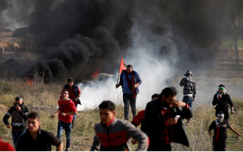 Dân Palestine xung đột với binh sĩ Israel ở Dải Gaza trong cuộc biểu tình ngày 8-12, phản đối quyết định của Tổng thống Mỹ Trump công nhận Jerusalem là thủ đô của Israel. Ảnh: REUTERS