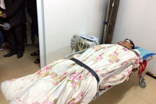 Nạn nhân trong vụ tai nạn được đưa đến bệnh viện cấp cứu - Ảnh: Nhân Dân