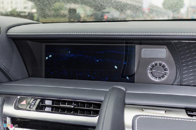 Trung tâm bảng táp lô trang bị màn hình hiển thị kích thước 10,3 inch, kèm một đồng hồ analog kiểu dáng thể thao. Hệ thống giải trí của xe sử dụng dàn loa cao cấp, với các kết nối thông dụng. 