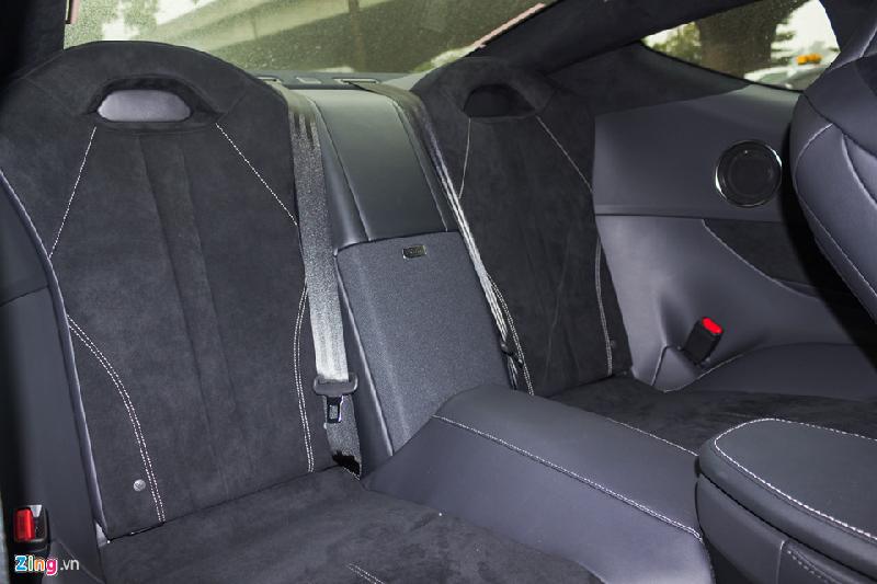 Lexus LC 500 thiết kế dạng 2+2, tuy nhiên hàng ghế thứ 2 rất hẹp, phù hợp với trẻ em hơn. 