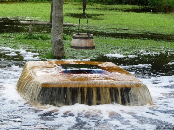 Nước phun từ miệng giếng ở ngôi làng Tuhala thuộc Estonia.