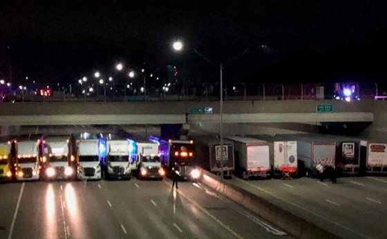 13 xe container dàn hàng trên cao tốc ngăn người nhảy cầu tự tử