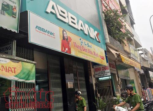 Lộ diện hai thanh niên mang súng cướp ngân hàng ABBank giữa ban ngày