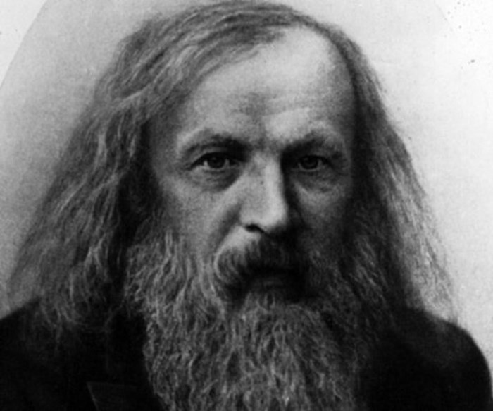 Bảng tuần hoàn các nguyên tố hóa học của Dimitri Mendeleev nổi tiếng khi ra đời từ một giấc mơ. Nhà khoa học này đã sắp xếp thành công 65 nguyên tố hóa học sau khi có một giấc mơ kỳ lạ.