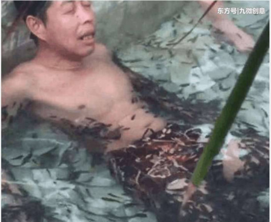 Người đàn ông massage bằng cá, 5 phút sau cả đàn cá lăn đùng ra chết