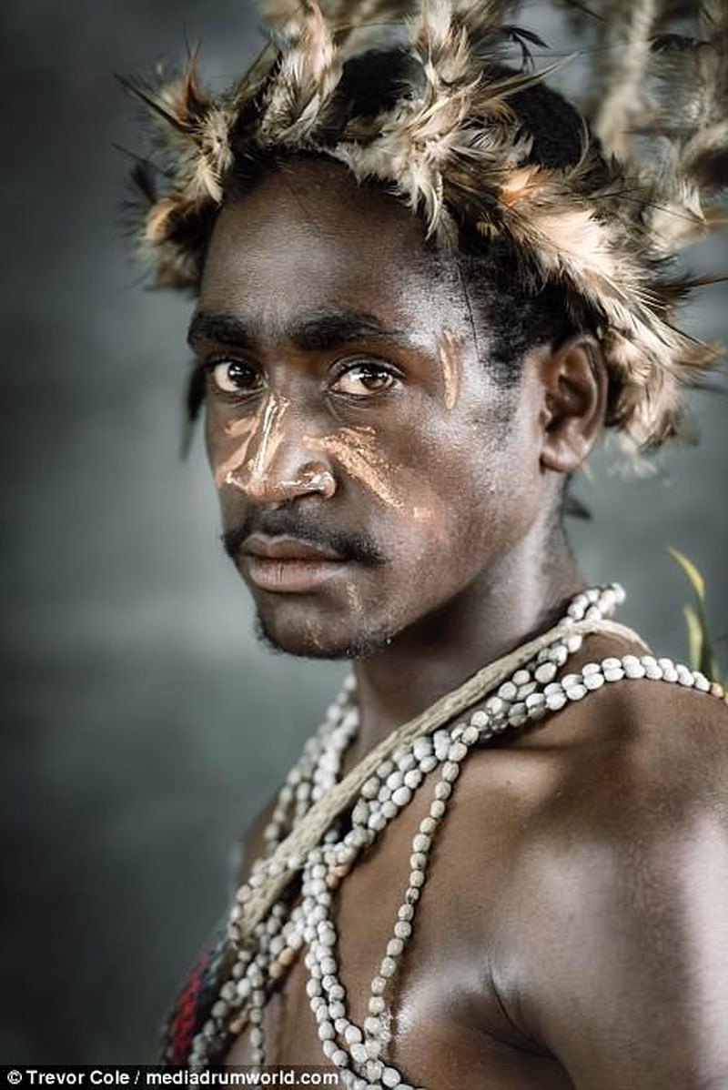 Một người đàn ông bộ lạc Huli đầu đội mũ lông chim, mặt sơn vẽ và đeo nhiều vòng hạt trang trí. Đây là hình ảnh quen thuộc trước khi lên đường săn bắn của thanh niên trong bộ lạc. Ảnh: Trevor Cole