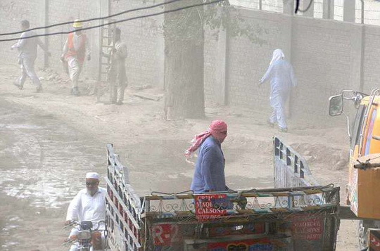 Thời tiết nóng ở TP Peshawar - Pakistan hôm 3-5 Ảnh: Daily Mail