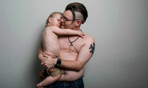 Người đàn ông chuyển giới tự sinh nở và cho con bú