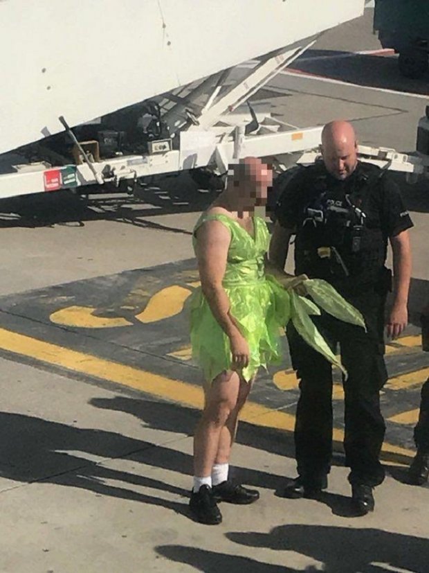 Chân dung nam hành khách mặc váy lên máy bay trong tình trạng say rượu. Ảnh: The Sun