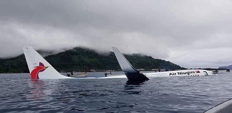 Chiếc máy bay lao thẳng xuống biển. Ảnh: Reuters 
