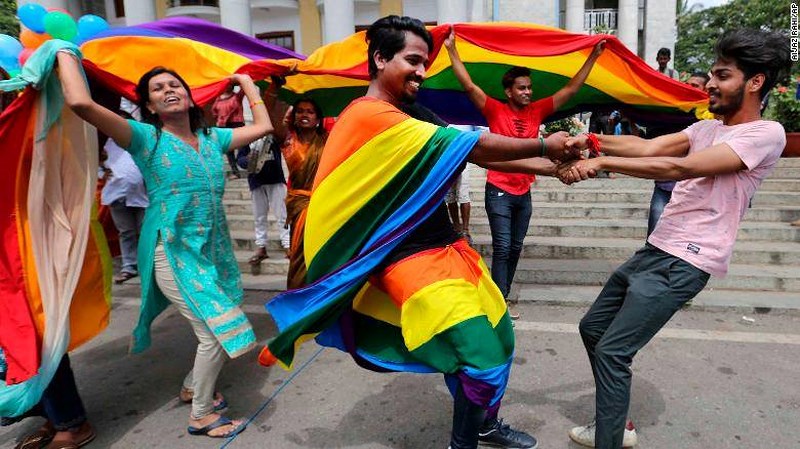 Các thành viên cộng đồng LGBT nhảy mùa sau khi nghe phán quyết của Tòa án Tối cao tại thành phố Bangalore, Ấn Độ ngày 6-9. Ảnh: AP