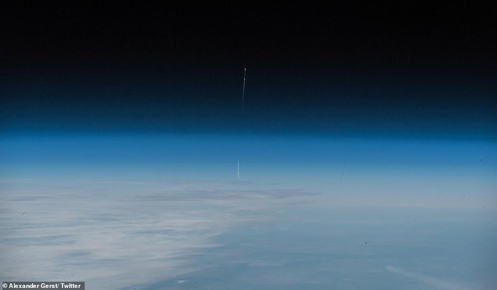 Đường bay của tàu Soyuz chụp từ ISS. Ảnh: Alexander Gerst