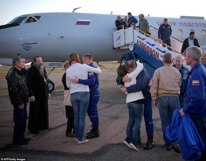 Alexey Ovchinin (giữa bên trái) và Nick Hague (giữa bên phải) ôm người thân sau khi đáp xuống sân bay Krayniy ở Baikonur, Kazakhstan. Ảnh: AFP