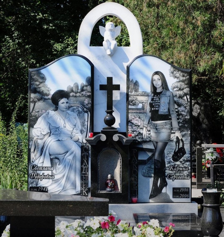 Thi thoảng, hình ảnh tình nhân của mafia cũng xuất hiện trên lăng mộ. Ảnh: The Guardian