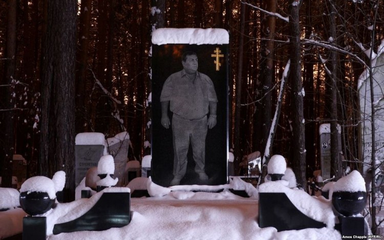 Trong suốt thập niên 90, Uralmash phải đối chọi với băng đảng Central Gang và các cuộc thanh trừng nội bộ. Nhiều tên trong các băng nhóm tội phạm này đã thiệt mạng và được chôn cất tại nghĩa trang Shirokorechenskoe. Ảnh: RL