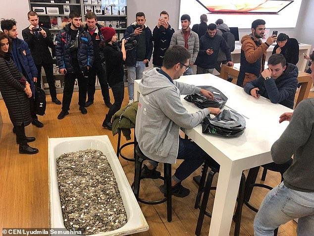 Nhóm thanh niên Nga mang bồn tắm chất đầy tiền xu vào cửa hàng Apple.